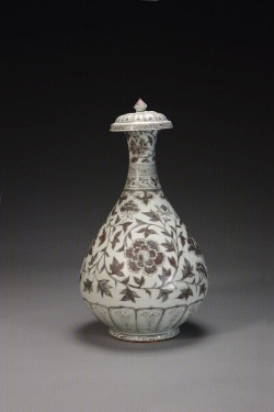 元釉里红缠枝菊纹玉壶春瓶