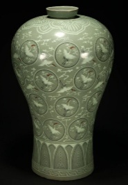 韩国粉青沙器镶嵌云鹤纹梅瓶